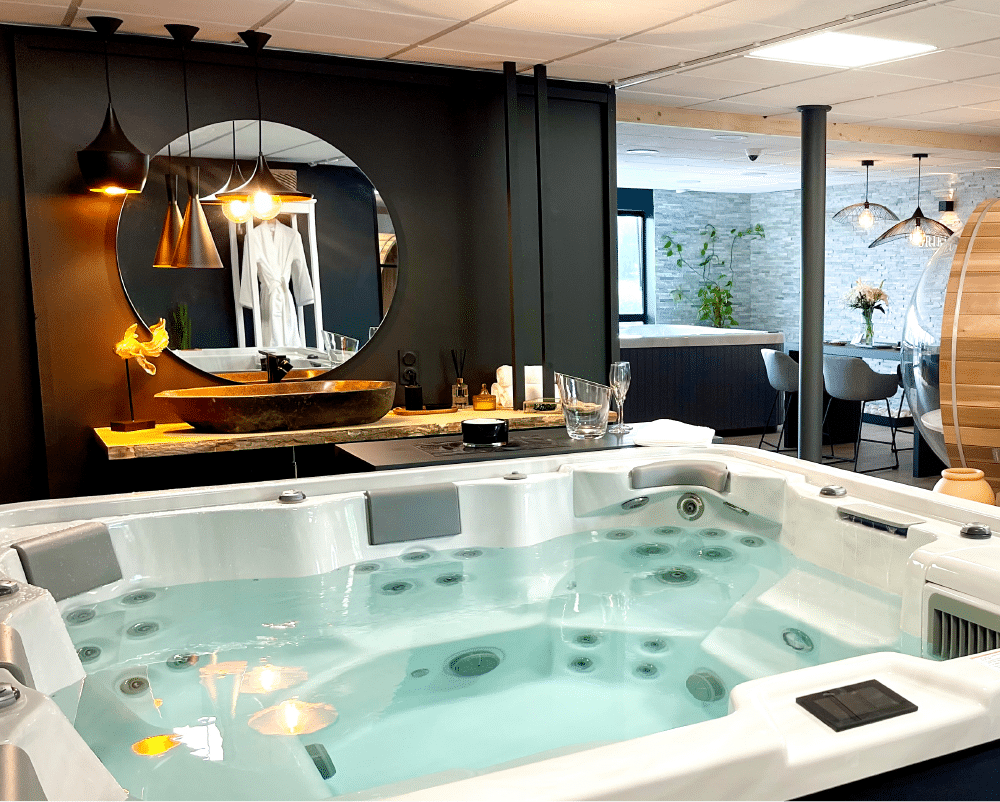 Showroom avec spa rempli d'eau