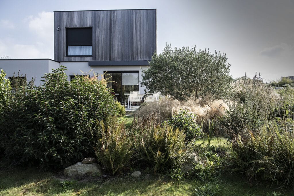 maison moderne avec jardin