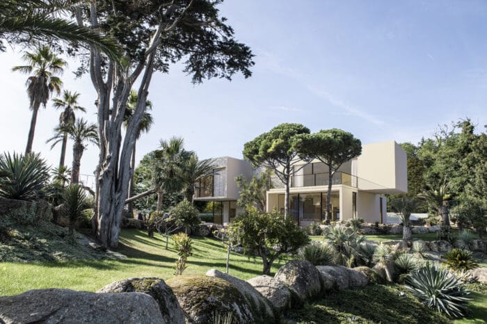 Vue d'ensemble d'un jardin tropical et d'une maison
