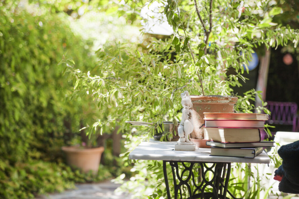 livres sur une table dans un jardin